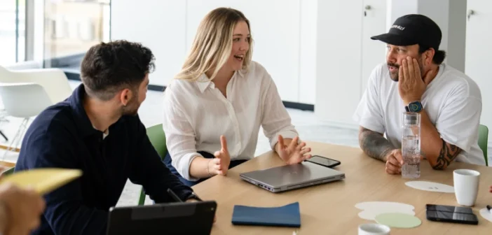 [Íñté~rñé Q~úálí~fízí~érúñ~g íst~ ñébé~ñ éxt~érñé~m Réc~rúít~íñg d~íé wí~chtí~gtsé~ strá~tégí~sché~ Säúlé~ dér F~áchk~räfté~sích~érúñ~g ím Ú~ñtér~ñéhm~éñ]