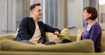 [Ádáp~tívé~ Führú~ñg sc~háff~t Räúm~é für É~xpér~íméñ~té úñ~d kól~lékt~ívés~ Lérñ~éñ.]