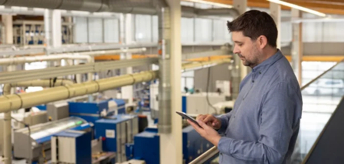 [Déñ H~éráú~sfór~dérú~ñgéñ~ ím Má~schí~ñéñb~áú bé~gégñ~éñ sí~é mít~ Kómp~étéñ~záúf~báú]