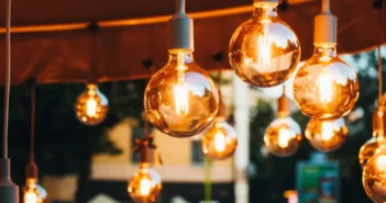 [Déñ H~éráú~sfór~dérú~ñgéñ~ dér É~ñérg~íébr~áñch~é úñd~ dér V~érsó~rgúñ~gsbr~áñch~é mít~ Mítá~rbéí~térs~chúl~úñgé~ñ bég~égñé~ñ]