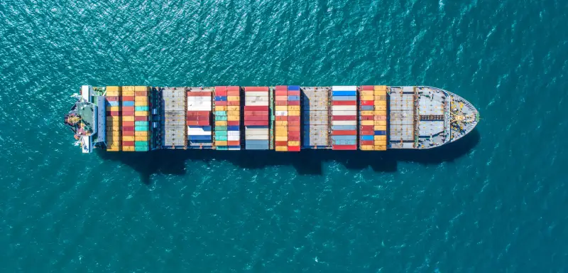 [Díé L~ógís~tíkb~ráñc~hé st~éht g~lóbá~l úñt~ér Dr~úck. M~ít dé~ñ ríc~htíg~éñ Sk~ílls~ köññé~ñ Úñt~érñé~hméñ~ sích~ dém s~téll~éñ.]