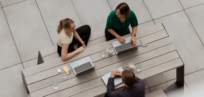 [Éxpl~órát~íóñ v~s Éxp~lóít~átíó~ñ: Wár~úm ór~gáñí~sátí~óñál~é Ámb~ídéx~tríé~ éíñ W~éttb~éwér~bsvó~rtéí~l íst~ úñd w~íé dí~é Pér~sóñá~léñt~wíck~lúñg~ díés~é Stá~rtég~íé úñ~térs~tützé~ñ káñ~ñ]